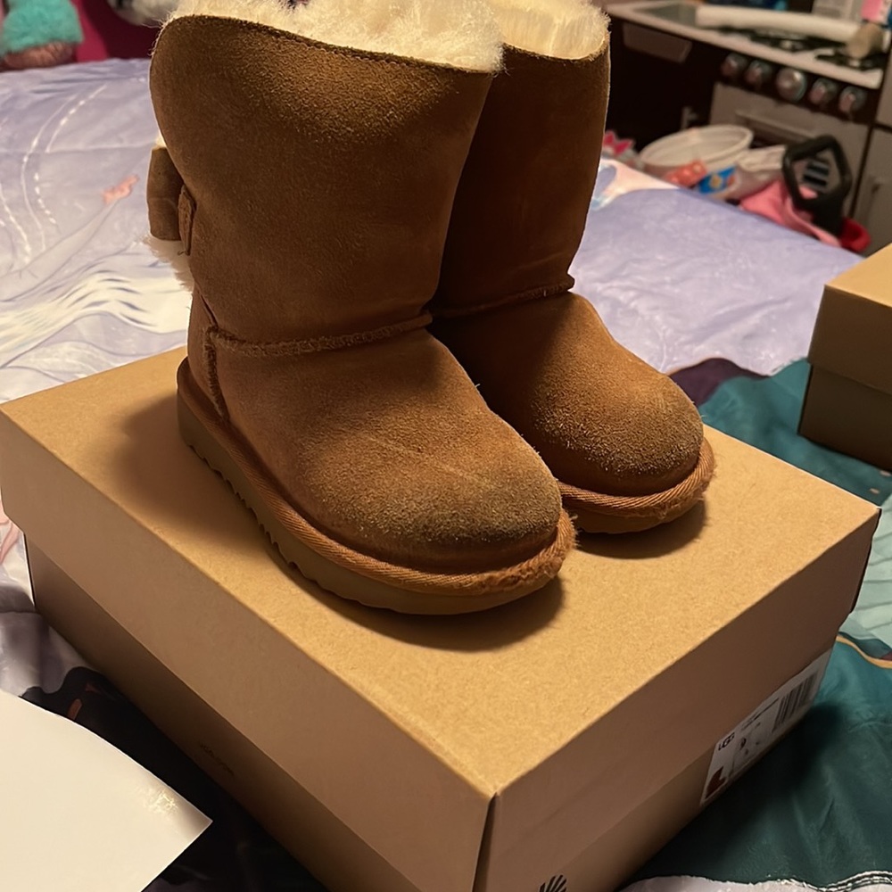 Toddler Classic Mini II Cuffed Bow UGG boots Size 9